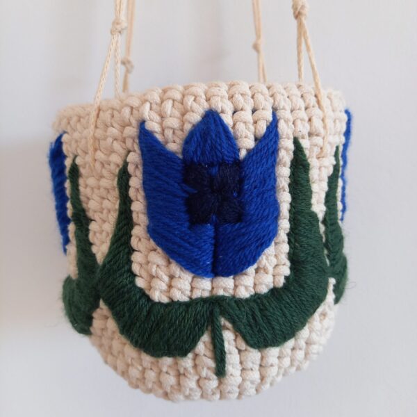 Cache pot suspendu crochet brodé fleur bleue tiges vertes