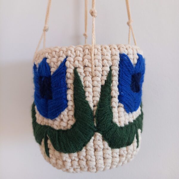 Cache pot suspendu crochet brodé fleur bleue tiges vertes