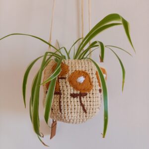 cache-pot suspendu crochet brodé moutarde marron