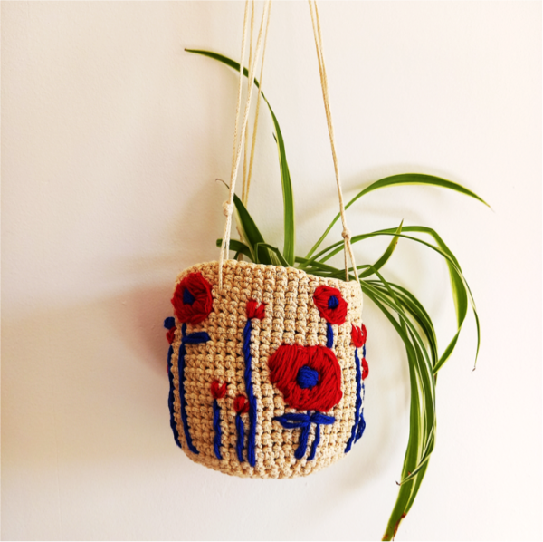 cache pot brodé crochet, cache pot suspendu, cache pot fait main. rouge et bleu